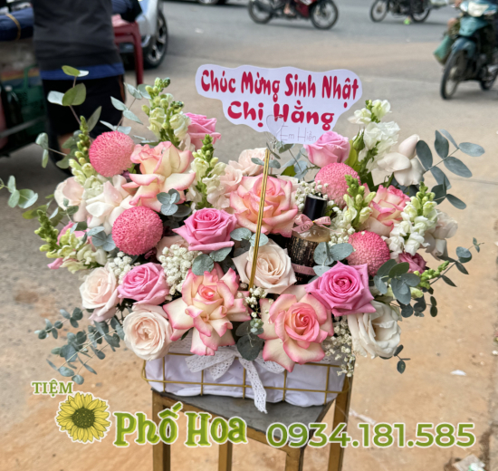 Giỏ hoa tông hồng mix nhiều loại hoa